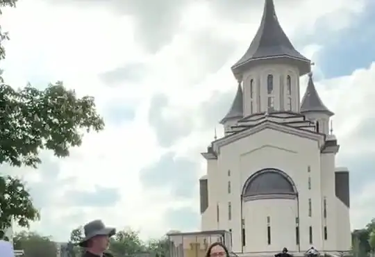 ROMANIA – עיצוב חדש 14 סיור מודרך ליד כנסייה ברומניה