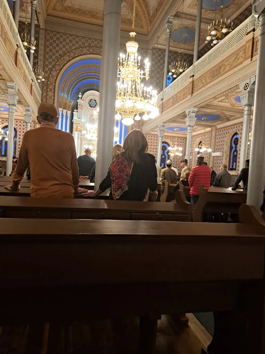 ROMANIA – עיצוב חדש 17 חברי הקבוצה בתוך בית כנסת מפואר